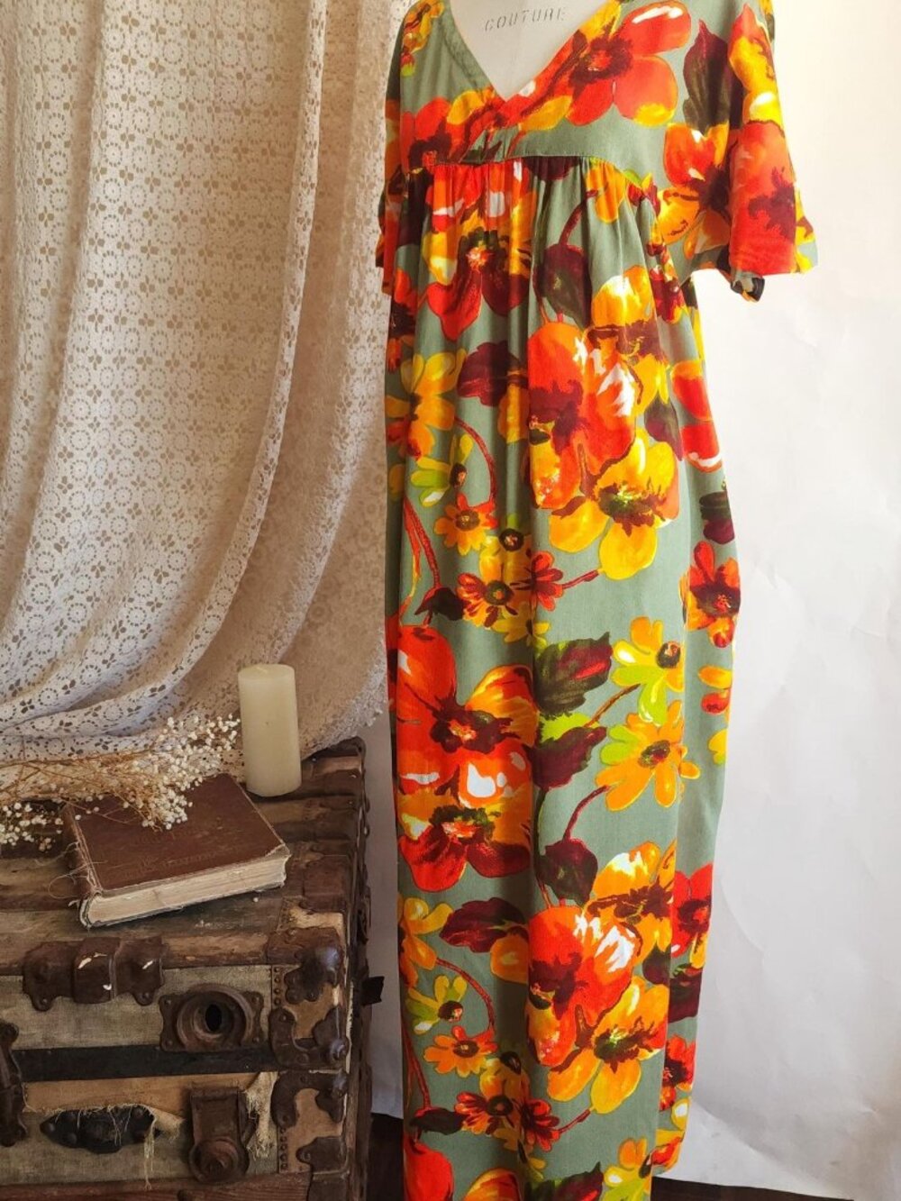 Vintage 1960s Dress with Pockets, Volup Tiki Style Hawaiian Floral Print Mumu in - Picture 9 of 13